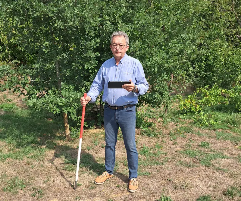 Stéphane Linares en relevé de terrain, jalon et tablette